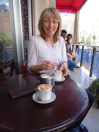 Die erste Tasse des köstlichen äthiopischen Kaffees