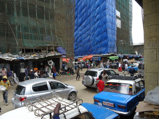 Und überall wird gebaut, die Baustellen für unsere Augen gefährlich und abenteuerlich