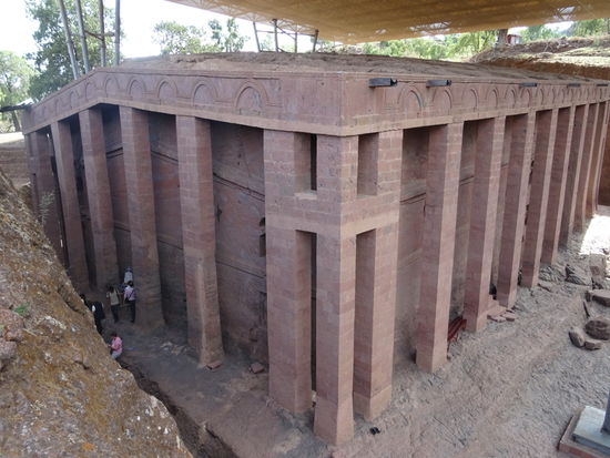 Die erste und auch grösste Kirche die wir sehen, sie wurde an einigen Stellen bereits aufwendig restauriert und zum Schutz vor Witterungseinflüssen mit einem Dach versehen.