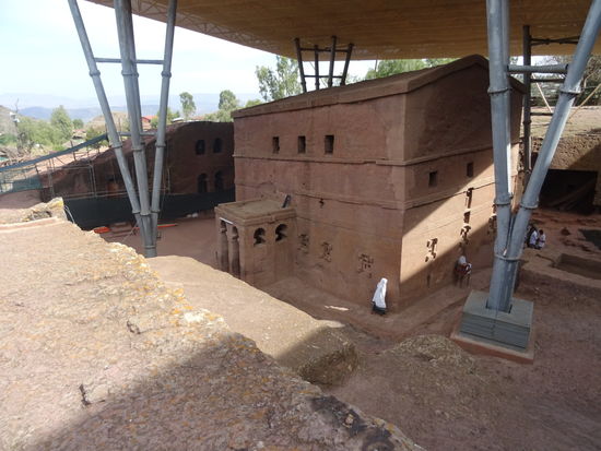 Eine weitere Kirche ebenfalls mit Schutzdach