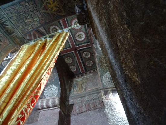 Nur eine einzige Kirche ist im Inneren bunt verziehrt.