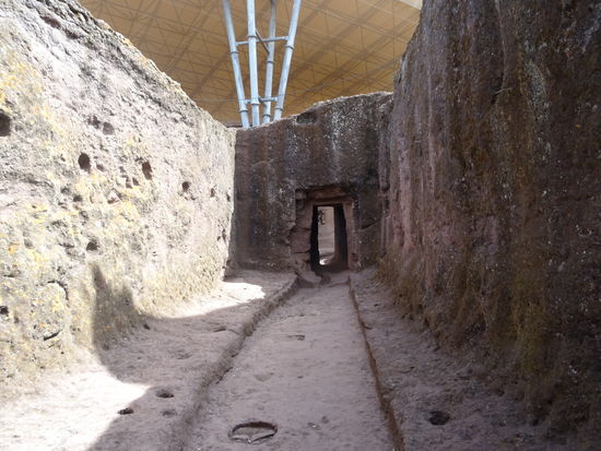 Über Gänge und Tunnel sind die Kirchen miteinander verbunden.
