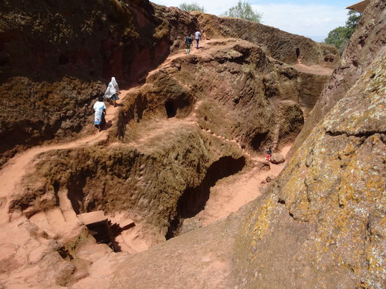 Ein scheibar unendliches Labyrint aus Gängen verbindet die Kirchen