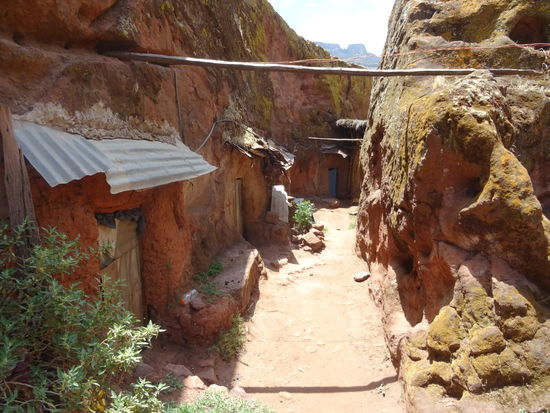 Hier in diesen Felsnischen wohnen einige der Prister.