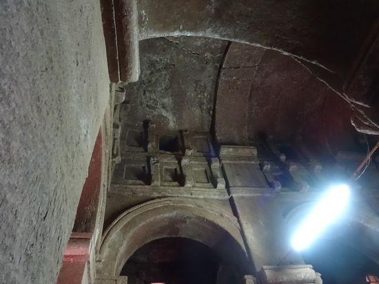 Im Inneren der Kirchen sieht man den nackten Fels, aber viele Details sind aufwendig ausgearbeitet. Hier ein Blick nach oben unter die Decke.