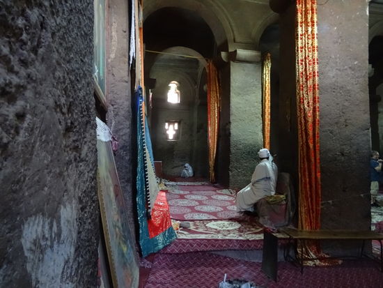 Die Fussböden in den Kirchen sind dick mit Teppich ausgelegt und dürfen auch nur ohne Schuhwerk betreten werden.