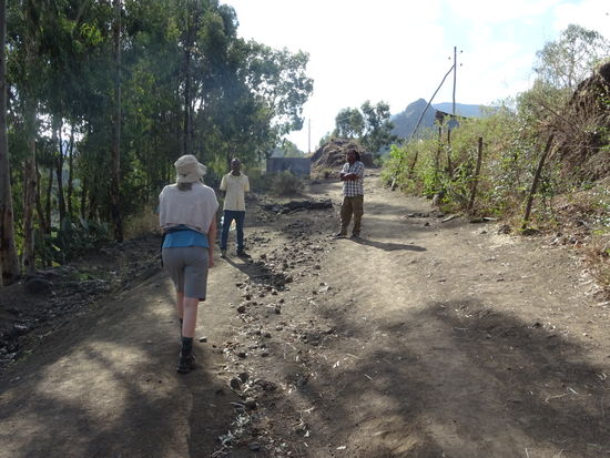 Zunächst geht  es  einen Schotterweg bergauf. Heute wird es sehr heiß werden, das ist schon jetzt zu spüren.