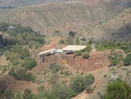 Noch ein Blick auf die einzigartigen Felsenkirchen.  Sie sind durch ein Dach geschützt um sie vor Verwitterung zu bewahren.