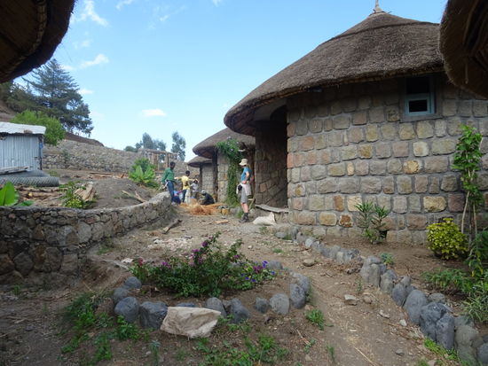 Hier entsteht eine neue Lodge. Ihr Aussehen macht uns neugierig und daher nehmen wir sie genauer unter die Lupe.