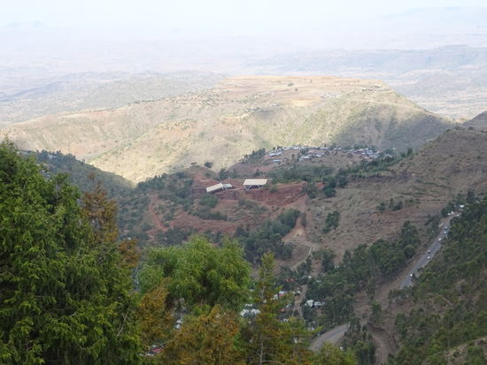 Inzwischen haben wir schon ganz schön an Höhe gewonnen. Unten auf ca. 2600 m ist Lalibela und die Felsenkirchen zu sehen.
