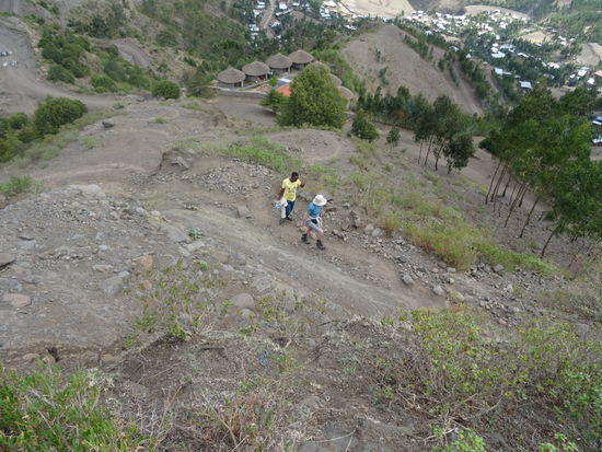 Es geht im weiter bergauf und dabei genießen wir immer wieder wunderschöne Aussichten.
