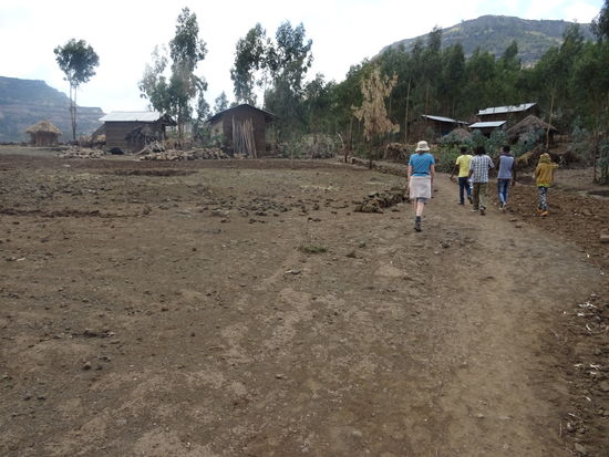 Über Felder und durch kleine Dörfer geht es weiter und immer wieder kommen Einheimische auf uns zu um uns etwas zu verkaufen.