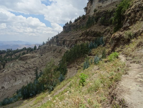 An der Felswand ist noch mal unser Weg zu erkennen. Darunter sind terrassenförmig Felder angelegt.