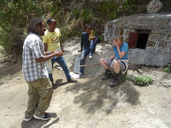 Kurz vor unserem Ziel kommen wir an einer Quelle vorbei. Happy meint hier solle man sich drei mal eine  handvoll Wasser ins Gesicht  tun. Er übernimmt das mit großer Freude 