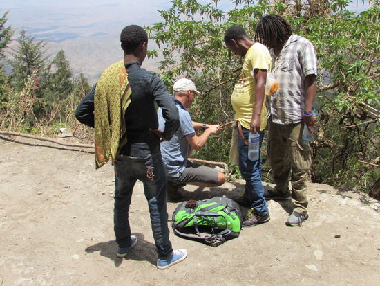 Matthias schnitzt einen Wanderstock 