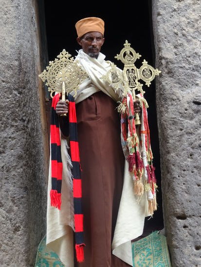 Der Prister zeigt uns die 500-600 Jahre alten Kreuze und heiligen Schriften.