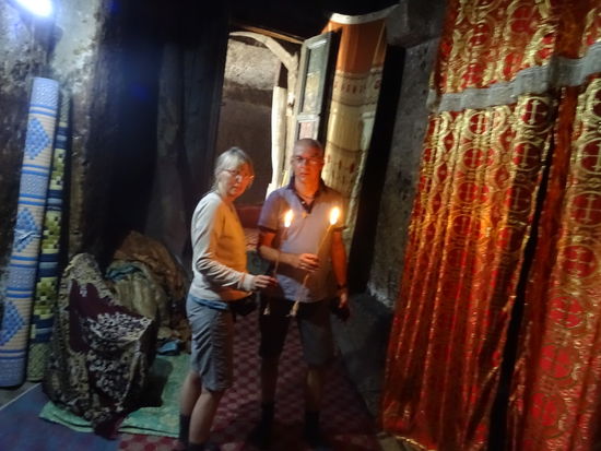 Im Inneren der Kirche zeigt Happy uns alte Wandgemälde, Trommeln und weitere Kreuze.