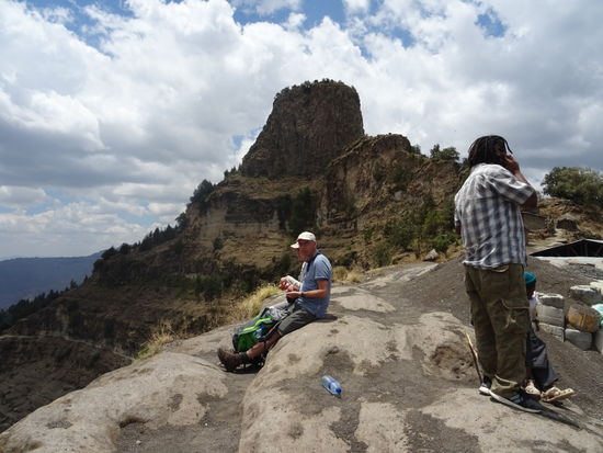 Die Sonne ist heute erbarmungslos. Wir machen eine kurze Pause und geniessen den Blick über die Berge.
