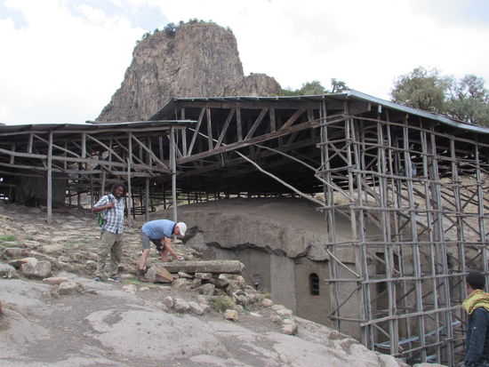 Matthias probiert den Klangstein.