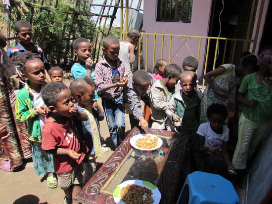 Als wir ankommen gibt es gerade gekochte Linsen.