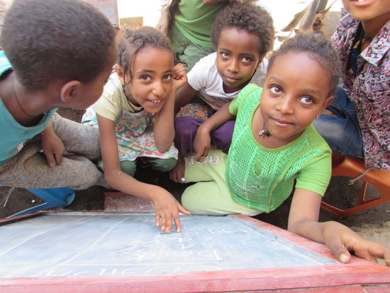 Zwischendurch lernen die Mädchen für einen Test der Morgen in der Schule ansteht.