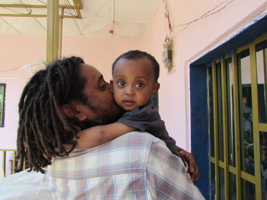 Zum Schluss gibt es noch ein Küsschen für Liya und wir verabschieden uns für heute.