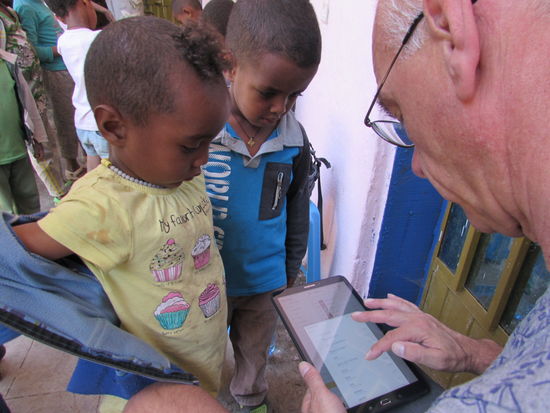 Die Kinder sind immer wieder neugierig, was Matthias da so macht  