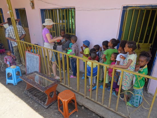 Alle stehen brav an, um etwas Haribo zu bekommen.