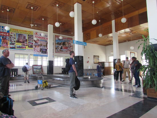 In der Ankunftshalle warten wir auf unser Gepäck