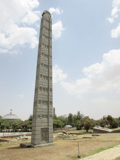 Diese Stele ist  24m hoch. Hier sind gut die einzelnen Stockerke zu erkennen. Diese Stele wurde 1937 von Mussolini nach Italien verschleppt und kam erst 2005 nach Axum zurück. 2008 konnte sie restauriert wieder errichtet werden.