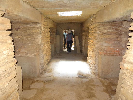 Die Grabkammern unter der Stele.