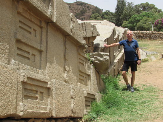 Diese über 33m hohe Stele ging leider zu Bruch.