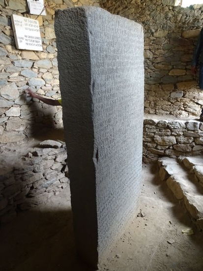 Das "Schild" berichtet in drei Sprachen über die Heldentaten des Königs Ezana.