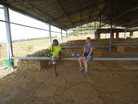 Wir sind am Grab von Kaleb und Gebre Meskel angekommen. Der Fussmarsch auf einer staubigen Straße ohne Schatten war super anstrengend.
