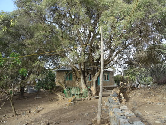 In diesem Haus werden kostbare Kreuze und heilige Schriften aufbewahrt.