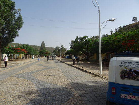 Dann machen Sie sich auf den Weg. In Axum sind viele Straßen aufwendig gepflastert. Die gesamte Stadt wirkt wohlhabender als andere. Als ich Happy schon bei unserer Ankunft in Axum darauf anspreche, erklärt er es mir so: Es läge daran, das der letzte Premierminister ein Tigray gewesen sei und daher hauptsächlich für seine Herkunftsregion gesorgt habe. Das hat für viel Unmut in der restlichen Bevölkerung gesorgt. Nun hoffen viele das sich die Situation bessert. Der neue Premierminister ist halb Omo und Amharik und versteht sich als Äthiopier und somit für alle gleichermassen zuständig.