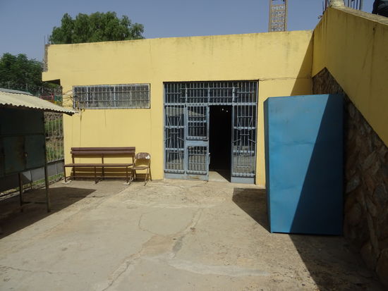 In diesem unscheinbaren Gebäude, direckt neben den alten Fundamenten der ersten christlichen Kirche, befindet sich das Kirchenmuseum der Stadt. Hier werden kostbare Kronen, Kreuze, Bücher und Gewänder der letzten Jahrhunderte aufbewahrt und gezeigt. Das Fotografieren ist leider verboten. Alle Besucher wurden am Eingang mit Metalldektoren gescannt. Dann kam jedoch ein großes Entsetzen über die Art der Aufbewahrung und Darbietung der Kostbarkeiten. Alles lag in staubigen Vitrinen und sah ziemlich verdreckt und verstaubt aus, sehr schade. Diese Kostbarkeiten hätten einen anderen Rahmen verdient.