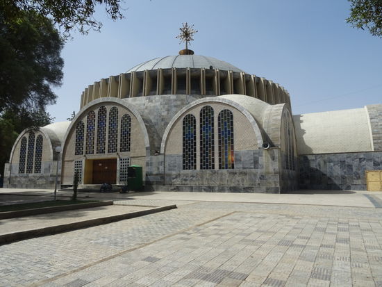 Dann führte der Weg in die neue Kirche. Diese wurde 1965 eingeweiht. Zur Eröffnung war Queen Elizabeth die Zweite dort und stiftete einen Kronenleuchter für die Kirche.