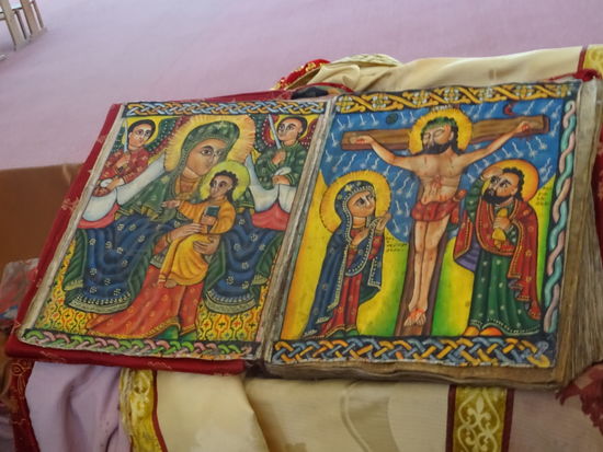 Aus diesem Buch hat ein Mönch etwas vorgelesen.