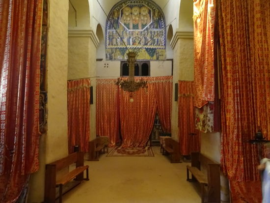 Weiter ging es in die alte Kathedrale aus dem 17. Jahrhundert die reichlich mit bunten Stoffen geschmückt ist. Für Frauen ist der Zutritt verboten  