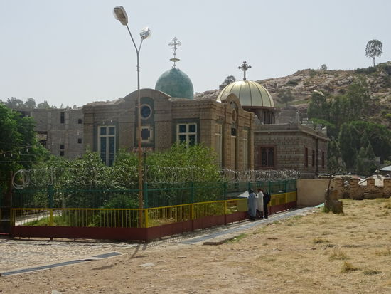 In diesem Gebäude wird das wohl grösste Heiligtum der Äthiopischen Kirche aufbewahrt, die Bundeslade mit den Tafeln der 10 Gebote. Ein einzelner  Mönch bewacht diese bis an sein Lebensende und benennt auf dem Sterbebett seinen Nachfolger. Niemand außer dem Bewacher darf diese Kostbarkein zu Gesicht bekommen, in der Vergangenheit njcht einmal der Kaiser. Ausländern so wie wir ist es nicht einmal erlaubt sich in die Nähe der Einzäunung zu begeben.