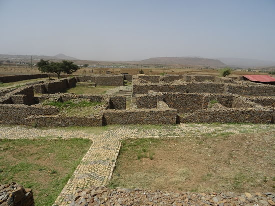 Die Fundamente und Grundmauern des Dongur Palst aus dem 6./7. Jahrhundert.