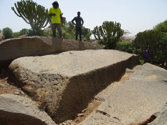 Weiter oben am Hang befindet sich dieser bearbeitete Felsen welcher schon die Form einer Stele hat.