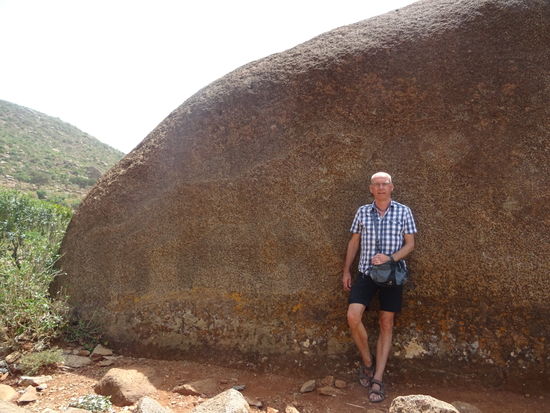 Nach einem kurzen Fusmarsch erreichen wir den Löwen von Godebra, ein ca 5m grosses Relief auf einem gewaltigen Granitblock, das Alter und die Bedeutung sind unbekannt. Das ebenfalls in den Stein gemeisselt Kreuz stammt aus einer jüngeren Zeit.