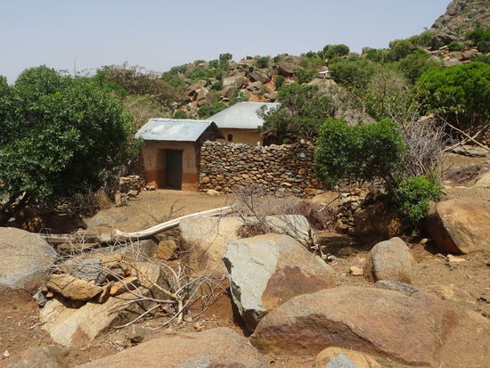 Auf dem Weg zurück zum Auto fängt Mtthias noch ein paar für diese Gegens typische Gehöfte im Bild ein.