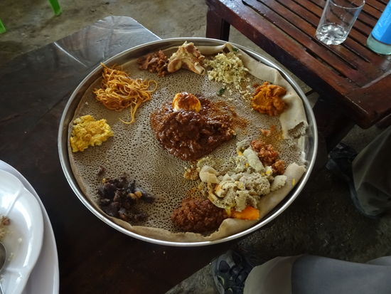 Für den Vormittag ist die Besichtigungstour zu Ende.  Zum Mittag gibt es, wie so oft Injera.