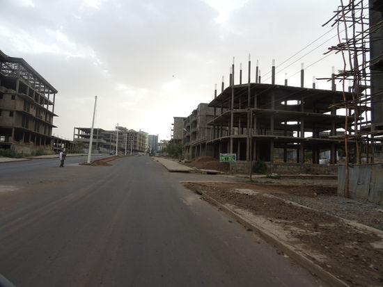 Aber zunächst geht es in Axum stadtauswärts. Am Rande der Stadt wird sehr viel gebaut.