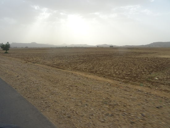 Dann ist alles enorm trocken. In der Ferne sind die Berge zu erkennen.