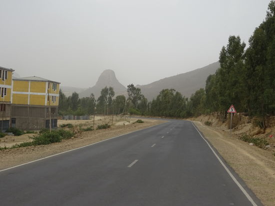 Am Stadtrand von Adwa gibt es neben den Industieanlagen auch neue Wohnanlagen. Die Berge sind nur schemenhaft im Dunst zu erkennen.