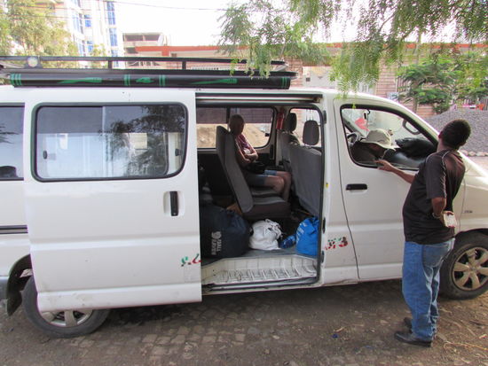 Nach einigen Diskussionen nehmen wir in diesem Bus Platz. Wir sind die ersten Fahrgäste. Dann fahren wir wenige 100m weiter und sammeln zwei weitere ein. Ich kenne das Prozedere aus dem letzten Jahr und vermute das die Abfahrt noch dauern wird.